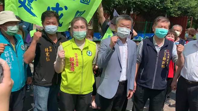 立法院副院长蔡其昌29日与民进党台中市议员赖佳微到北区猪事圆满公园预定地，抗议未规画地下停车场。（卢金足摄）