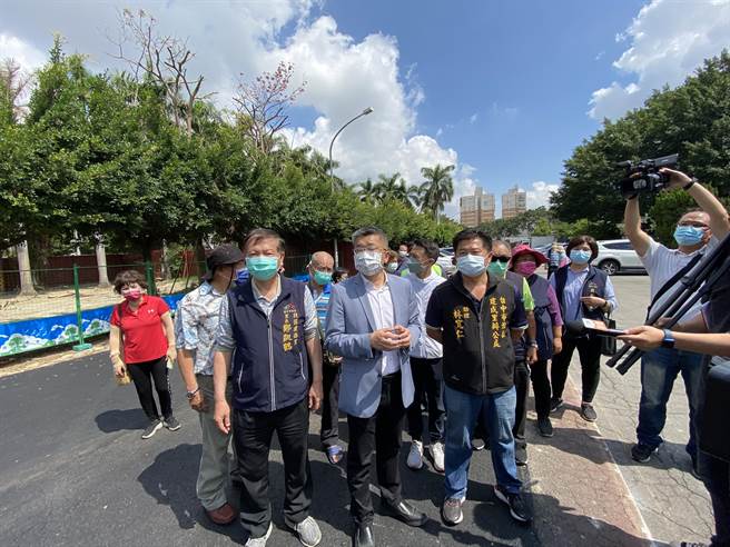 台中市北区多名里民今天到肉品市场旧址抗议，市府未发挥土地利用的价值，担心以后公园变观光区，变成塞车恶梦。（卢金足摄）