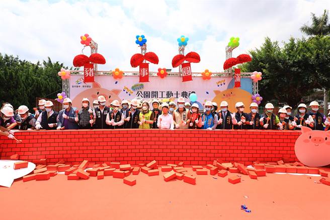 台中市长卢秀燕日前亲自为肉品市场从老旧恶臭变成公园及现代化复合商场，向北区市民报佳音，也立即为公园举行动土典礼。（资料照／卢金足摄） 