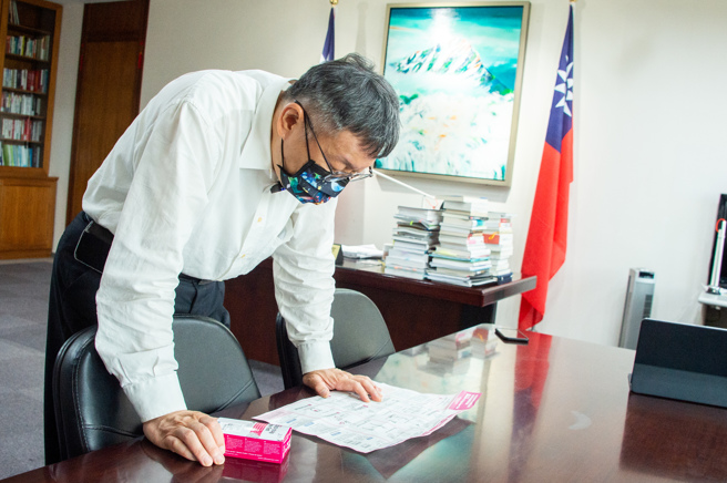 柯文哲紧急快筛。（摘自柯文哲IG／杨亚璇台北传真）