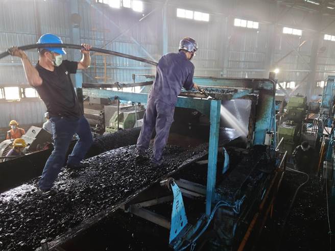 台中火力发电厂29日发生一起火警，现场为TR-1第一转送塔输送带起火，因后线皮带停车，前马达持续运转引热起火。（台中港务局消防队提供／卢金足台中传真）