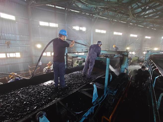 台中火力发电厂29日发生一起火警，现场为TR-1第一转送塔输送带起火，因后线皮带停车，前马达持续运转引热起火。（台中港务局消防队提供／卢金足台中传真）