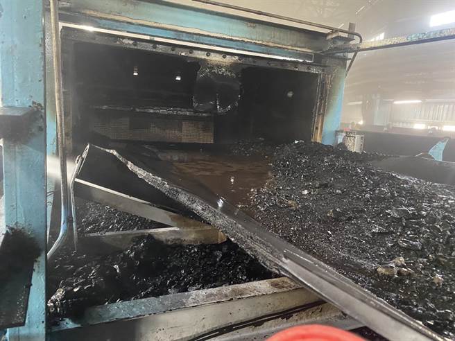 台中火力发电厂29日发生一起火警，现场为TR-1第一转送塔输送带起火，因后线皮带停车，前马达持续运转引热起火。（台中港务局消防队提供／卢金足台中传真）