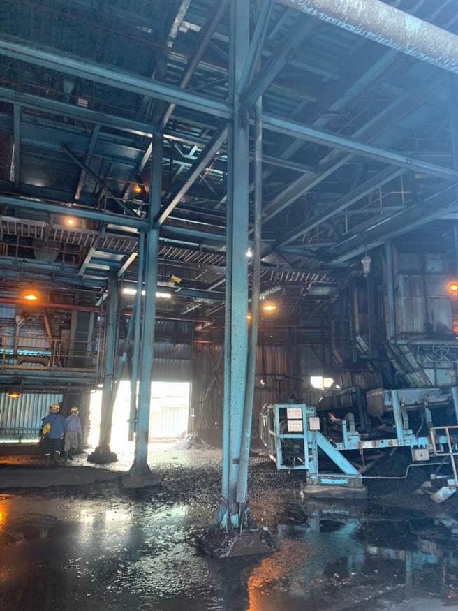 台中火力发电厂29日发生一起火警，现场为TR-1第一转送塔输送带起火，因后线皮带停车，前马达持续运转引热起火。（台中港务局消防队提供／卢金足台中传真）