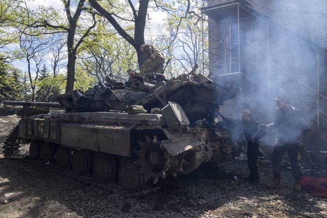 烏軍在修理坦克(圖/美聯社)