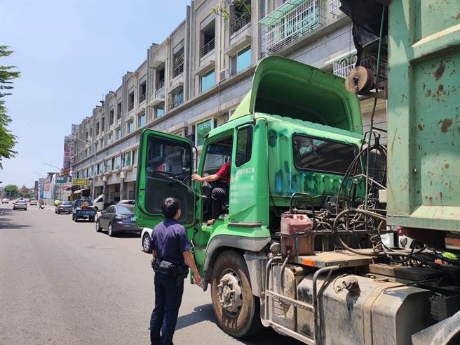 高雄56岁彭姓男子27日驾驶35吨大货车行驶于管制路段，遭警方拦下，未料，彭男身上散发浓浓酒味，酒测值更是高达0.87mg／l，除了领到警方开出4张合计至少30万元的罚单外，也将遭高市府交通局公布全名、无码照及违规事实。（翻摄画面／洪浩轩高雄传真）