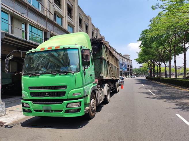 高雄56岁彭姓男子27日驾驶35吨大货车行驶于管制路段，遭警方拦下，未料，彭男身上散发浓浓酒味，酒测值更是高达0.87mg／l，除了领到警方开出4张合计至少30万元的罚单外，也将遭高市府交通局公布全名、无码照及违规事实。（翻摄画面／洪浩轩高雄传真）