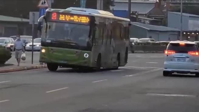 有民眾投诉，质疑大都会公车司机停靠站时大玩手机，乘客前脚才踏上公车，运将却直接开走导致民眾受伤，还多次违规迴转、违停，劝阻后还口出恶言。（摘自徐立信）