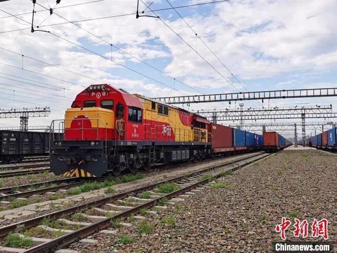 一列出境中歐班列正在駛出阿拉山口站。（中新社）