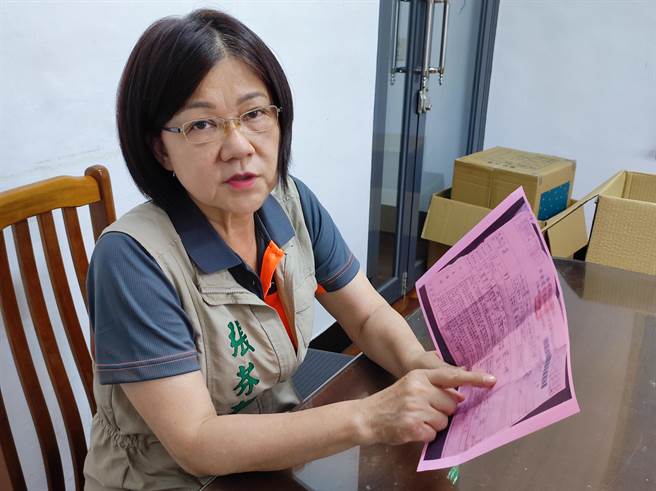 员警开罚单「闻红嬁、自行」，民眾猜半天，前台中市议员张芬郁猜出应是「闯红灯、直行」。（卢金足摄）