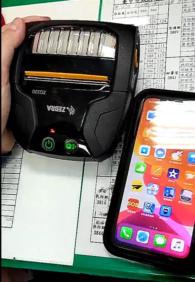 前台中市议员张芬郁建议市府，为员警搭配警用电脑，即可列印罚单的随身蓝芽印表机。（张芬郁服务处提供／卢金足台中传真）