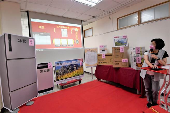 彰县府29日举办「来彰有礼」专案的4月份抽奖，县长王惠美公开抽出57位幸运儿，这次抽头奖是迁到二林的林先生，得到三门变频电冰箱。（吴敏菁摄）