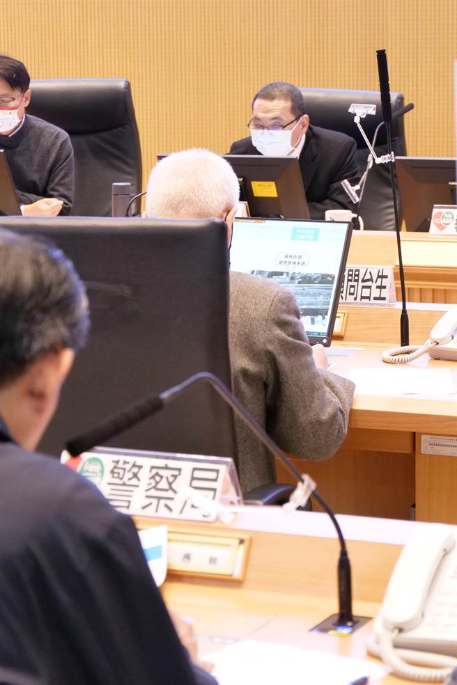 疫情严峻道安会报改採视讯 侯友宜：市民平安最重要。（新北市交通局提供）