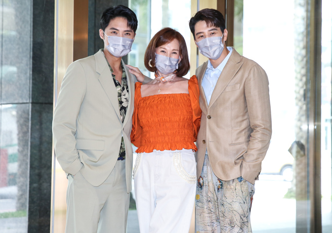 李运庆（左起）、周丹薇、胡宇威26日才为新戏宣传，大聊防疫撇步，没想到胡宇威今日快筛竟呈现阳性。(陈俊吉摄)