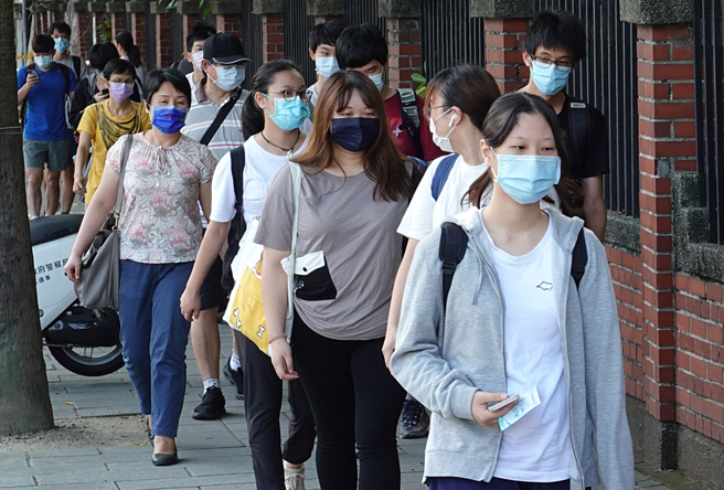 教育部今指出，居家隔离或居家检疫考生得以同住亲友接送或自行前往到分区学校考统测。(资料照)