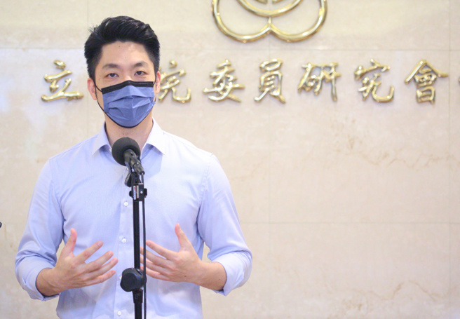 备战台北市长选举的国民党立委蒋万安（如图）日前抛出将「中正纪念堂」转型为「台湾建设纪念馆」的想法，盼开放讨论，近日行政院促转会公布方案，其一选项为儿童游戏场等设施，蒋29日受访表示「非常遗憾」，认为促转会狭隘、去脉络化地看待歷史，只会加剧台湾社会撕裂，两蒋对中华民国的付出是不容扭曲。（张铠乙摄）