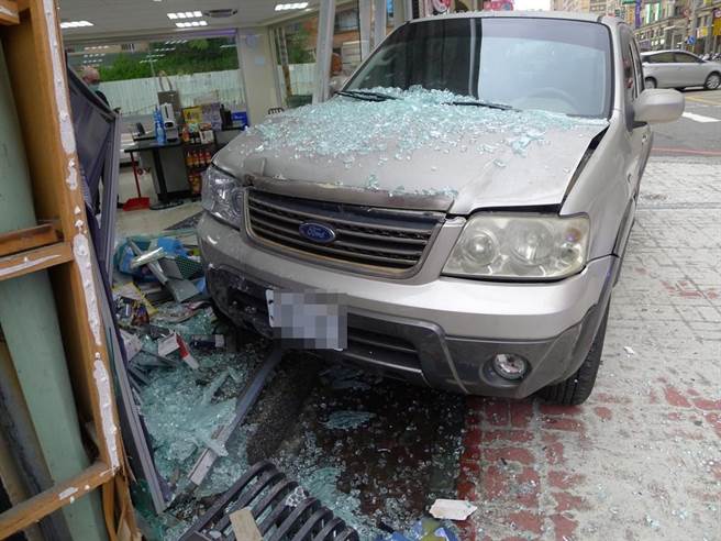 呂男開車恍神失控衝撞超商。（中壢交通中隊提供／蔡明亘桃園傳真）