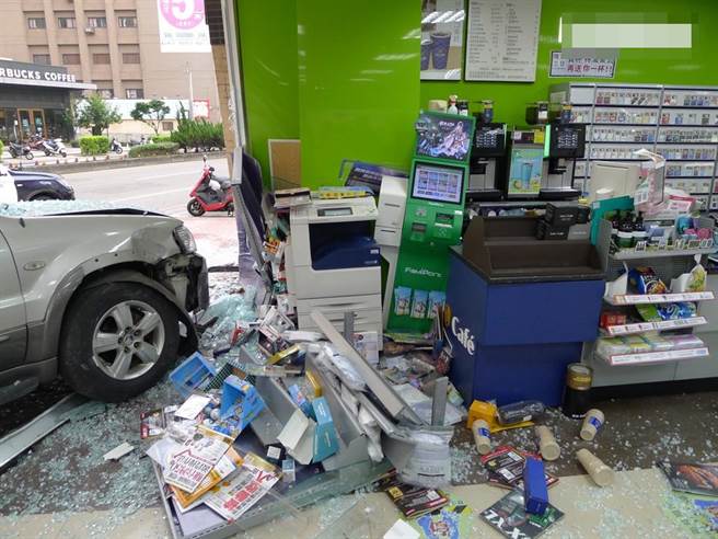 店內物品被撞到一片狼籍。（中壢交通中隊提供／蔡明亘桃園傳真）