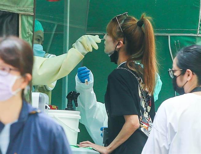 台北市副市长黄珊珊今表示，阳性绿色通道在今天启动，因担心急诊量能，所以民眾如在家中快筛阳性，可以到北市联合医院中兴院区的「快筛阳性绿色通道」。（试意图／本报资料照片）