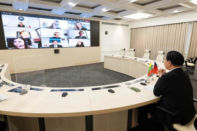 外交部長吳釗燮28日接受立陶宛媒體聯訪。（外交部提供）