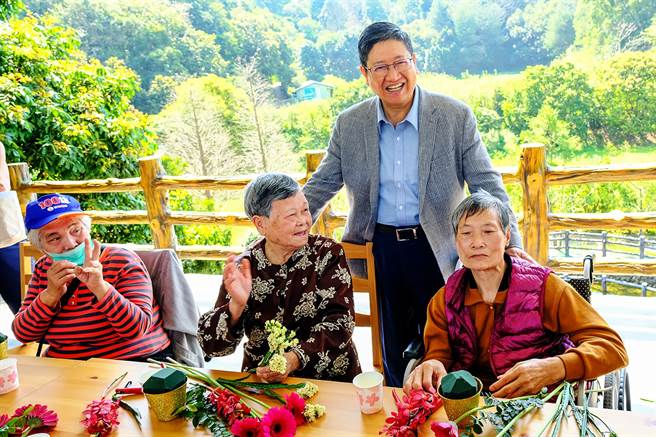 縣長楊文科（中）推動「老中青幼統統照顧」，訂定排富機制將放敬老禮金1萬元，約有3000名弱勢長者受惠。（羅浚濱攝）