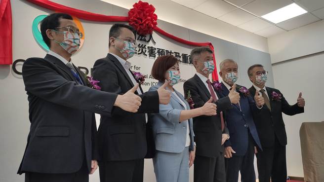 劳动部部长许铭春今天参加重建法人揭牌典礼。（林良齐摄）