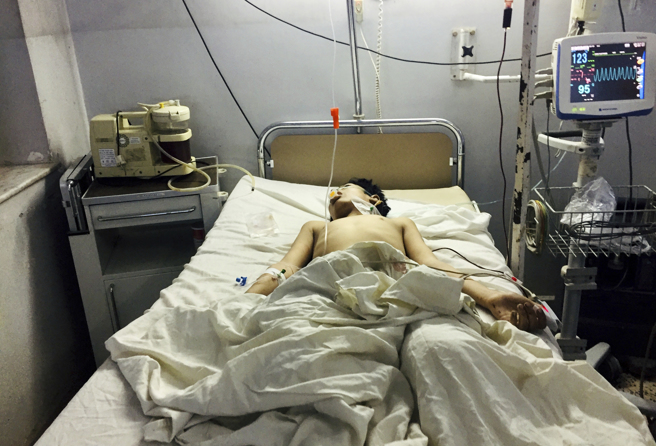 塔利班士兵把受害者从车上送往医院。(图／美联社)