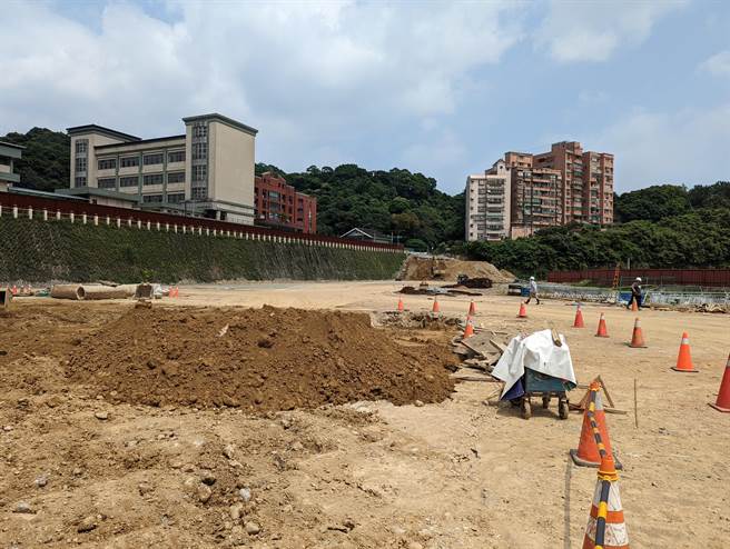 基隆市田径场重建工程严重落后，原订2022年10月完工，但旧设施拆除1年多，却未见新设施工程。（陈敬哲摄）