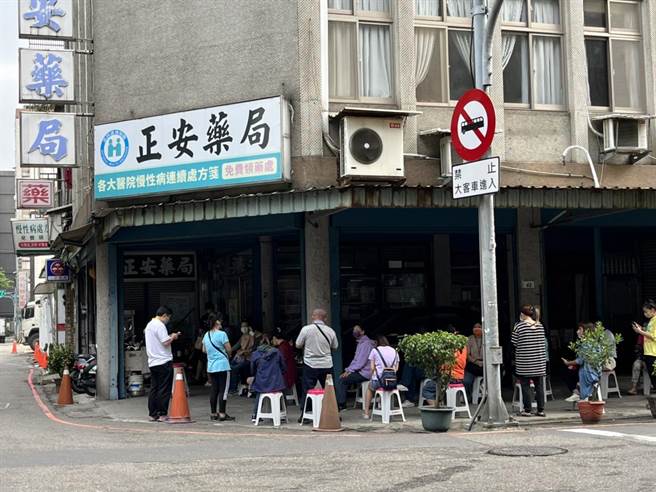 全台快筛试剂28日起开卖，今天药局门口仍是大排长龙，民眾纷纷拿出板凳排队等待。（陈梦茹摄）