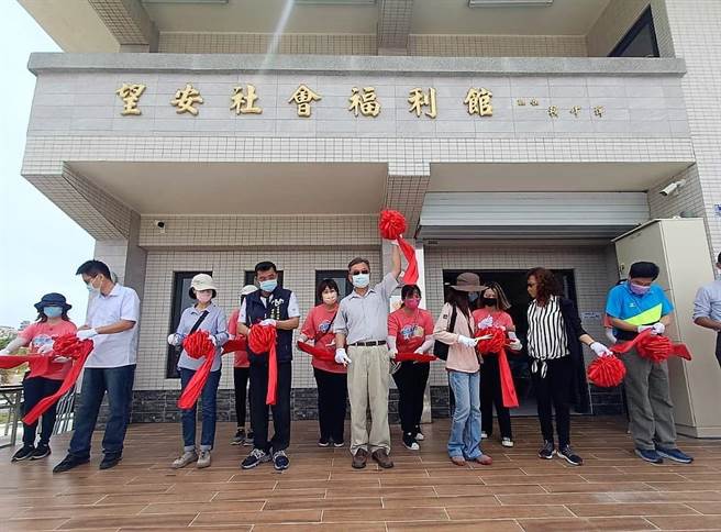 澎湖縣長賴峰偉搭船南下主持「望安社會福利館」落成儀式。（澎湖縣政府提供）