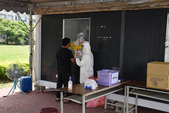 苗栗縣政府持續與醫院合作在竹南鎮大厝里活動中心開設快篩站。（謝明俊攝）