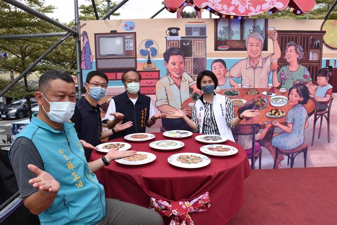 永贞宫主委张淑芬欢迎大家4月8来头份斗热闹。（谢明俊摄）