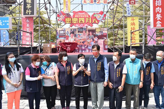 头份市长罗雪珠与全体里长欢迎大家4月8来头份斗热闹。（谢明俊摄）