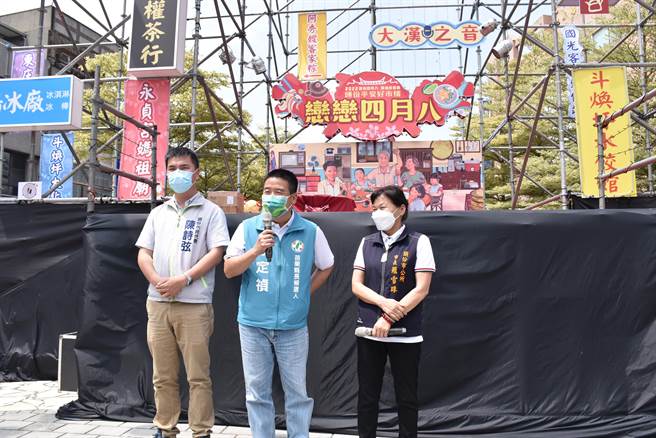 前头份市长徐定祯也到场共襄盛举。（谢明俊摄）