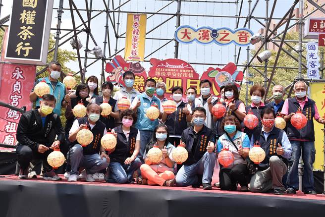 头份市长罗雪珠等欢迎大家同来头份斗热闹。（谢明俊摄）