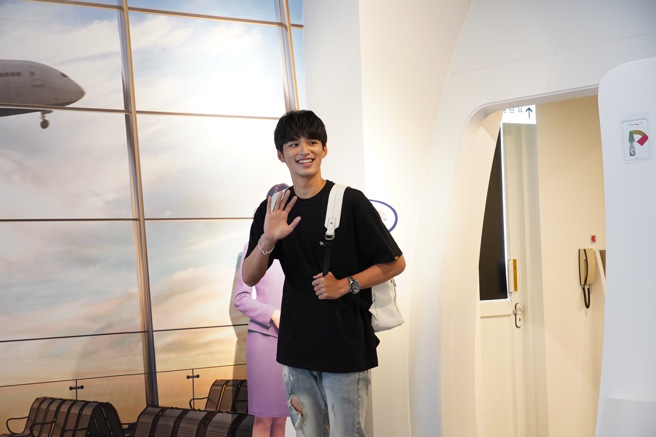 王品澔率先体验醒浪潮，才步出旅运系机舱教室就传出粉丝团尖叫声，王品澔露出招牌暖男笑容。(醒吾科大提供)