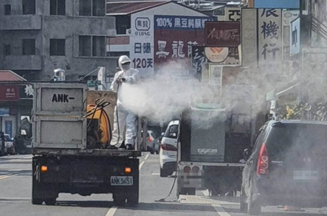 疫情升溫，清潔人員加強清消。（南投縣政府提供／廖志晃南投傳真）