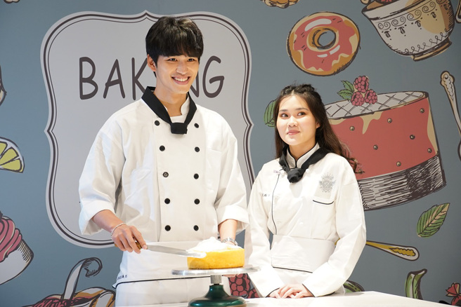 醒浪潮展现学生实作技能，王品澔示范手作蛋糕，澔澔粉丝团学生分享幸福感。(醒吾科大提供)