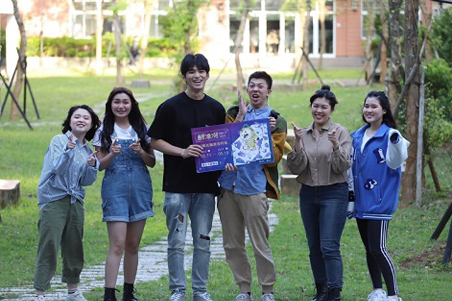 澔澔粉丝团与王品澔(左三)在美丽校园合影，力邀大家5月11日一起至华山文创感受醒浪潮。(醒吾科大提供)