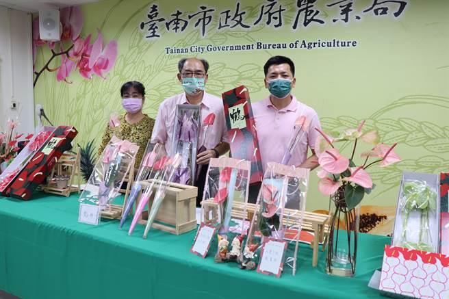 台南市农业局推荐民眾线上订购火鹤花礼盒，不仅寓意好，花色讨喜、花期长，不用跨区移动及担心疫情传播，就可把祝福送给亲友。（刘秀芬摄）