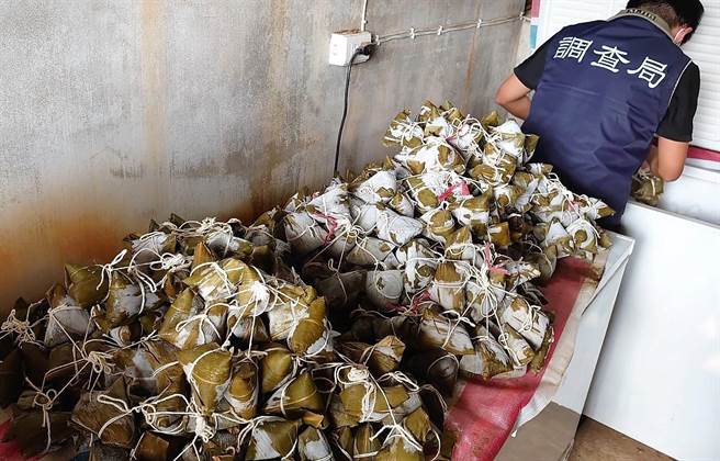 检调在湖西乡某业者自家工厂，查获违法添加硼砂的碱粽成品约1400多颗。(澎湖地检署提供)