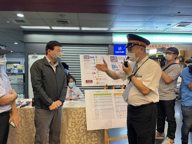 王国材听取简报。（洪靖宜摄）