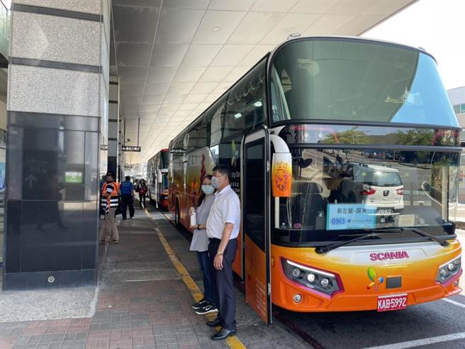 类火车供民眾从高铁左营站搭乘往返屏东和台东。（洪靖宜摄）