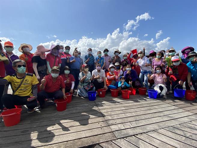 台東縣池上鄉公所與花蓮縣水產培育所29日攜手合作在大坡池生態教育區舉辦幼魚放養活動。（蔡旻妤攝）