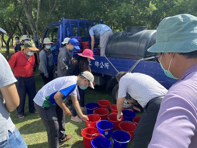 台東縣池上鄉公所與花蓮縣水產培育所29日攜手合作在大坡池生態教育區舉辦幼魚放養活動。（蔡旻妤攝）
