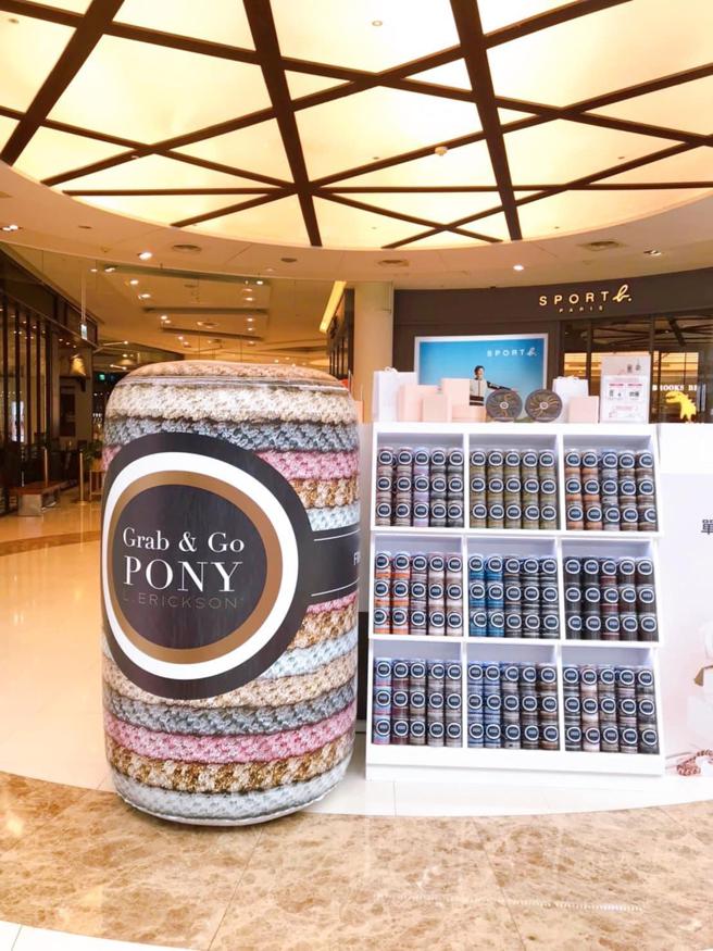 髮圈界LV之称的「L’Erickson」全手工流行髮饰，快闪巨城。（远东巨城提供）