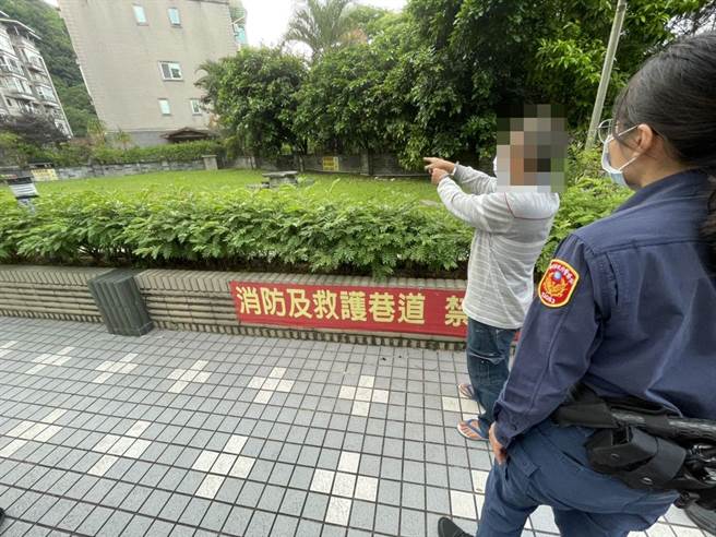 警方带窃嫌回现场模拟犯罪过程。（警方提供）