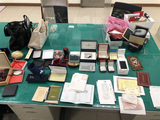 警方在窃嫌住处查扣的相关证物。（警方提供）
