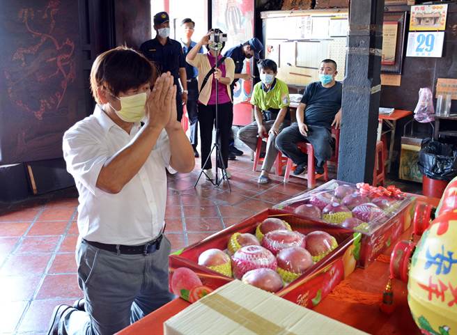 爭取民進黨內埔鄉長初選出線的前鄉長沈商嶽，於神像前立誓表示，若有虧空鄉庫、任期未完提前落跑，會退出這場初選。（林和生攝）