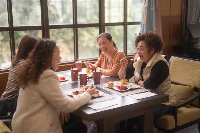高雄市郊田寮鄰近月世界的花季飯店，搶攻母親節商機，推出一整個月的住宿優惠與活動。（柯宗緯攝）
